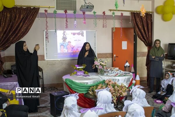 نواختن زنگ شکوفه‌ها در شهرستان محلات