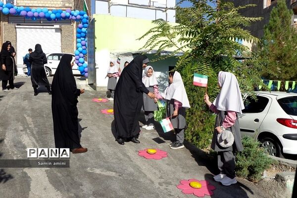 جشن شکوفه‌ها در مدارس رودهن