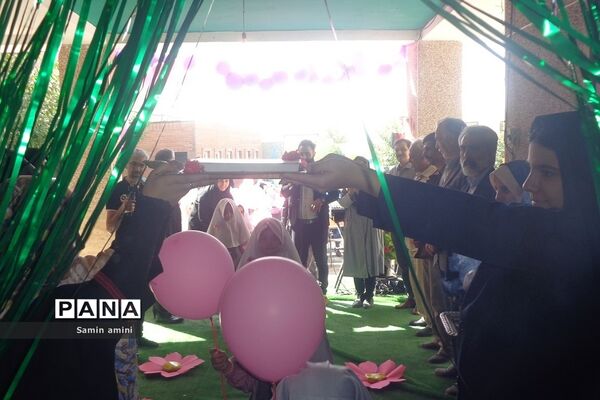 جشن شکوفه‌ها در مدارس رودهن