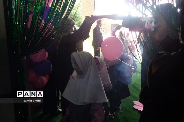 جشن شکوفه‌ها در مدارس رودهن