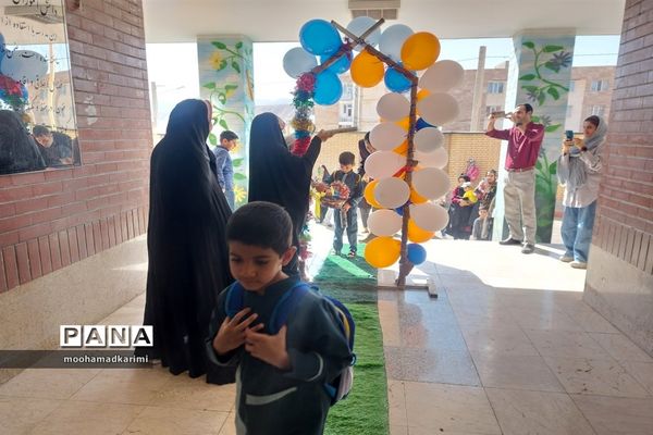 جشن شکوفه‌ها در مدرسه ابوعلی‌سینا شهرستان فیروزکوه