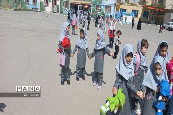 برگزاری جشن شکوفه‌ها در دبستان لطیفه