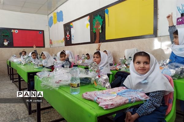 نواختن زنگ آغاز تحصیل شکوفه‌ها در دبستان پروین اعتصامی آبادان