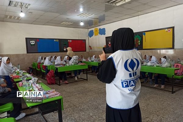 نواختن زنگ آغاز تحصیل شکوفه‌ها در دبستان پروین اعتصامی آبادان