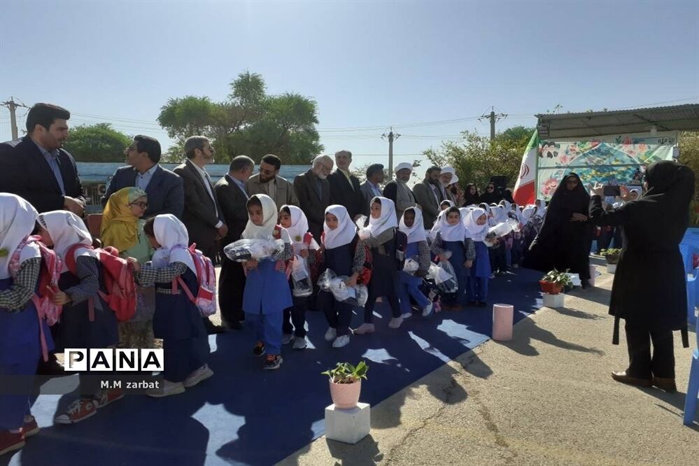 نواختن زنگ آغاز تحصیل شکوفه‌ها در دبستان پروین اعتصامی آبادان