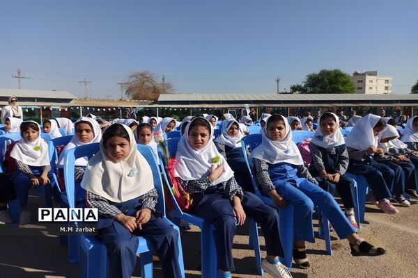 نواختن زنگ آغاز تحصیل شکوفه‌ها در دبستان پروین اعتصامی آبادان