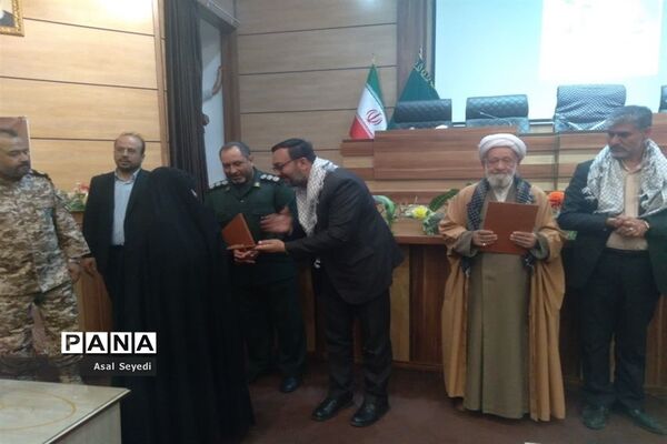 همایش جهاد و مقاومت از دیروز تا امروز و استماع سخنان رهبری در شهرستان کاشمر