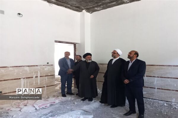 بازدید امام جمعه و مدیر آموزش و پرورش مهریز از مدرسه امام صادق(ع)