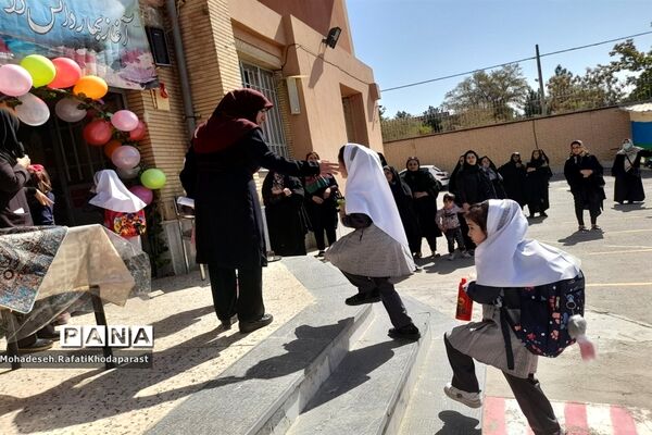 جشن شکوفه‌ها در دبستان دخترانه شادروان سمانه بنی هاشم