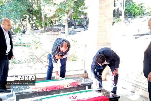 غبارروبی مزار شهدا توسط کارکنان آموزش و پرورش رودهن