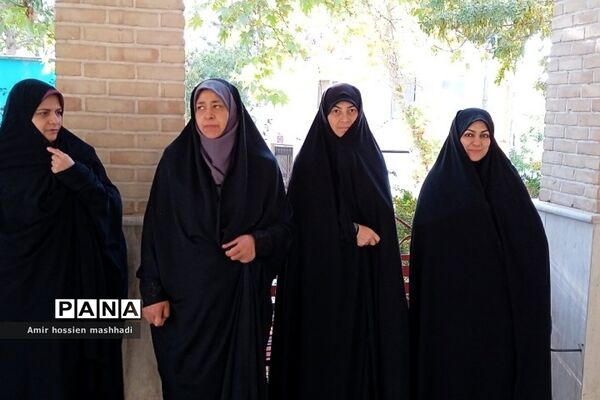 غبارروبی مزار شهدا توسط کارکنان آموزش و پرورش رودهن