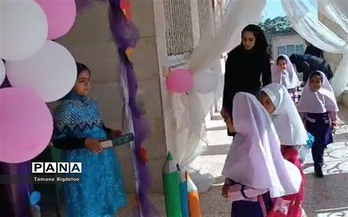 برگزاری جشن شکوفه‌ها در مدرسه توفیق شهرستان رباط‌کریم/فیلم