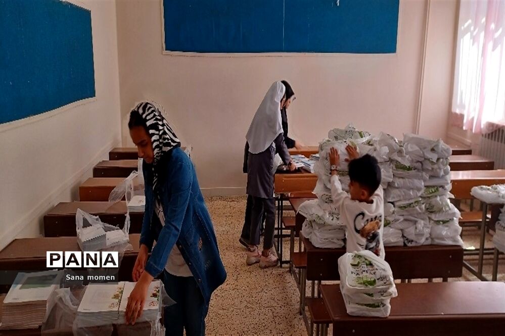جلسه اختصاصی دبیران وبسته‌بندی کتب درسی در دبستان افشارنژاد ۲