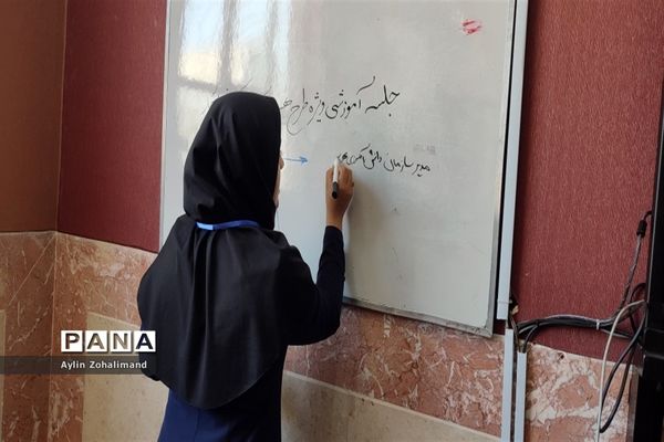 جلسه آموزشی خبر‌نویسی ویژه طرح هر مدرسه یک خبرنگار در شهرستان رباط‌کریم