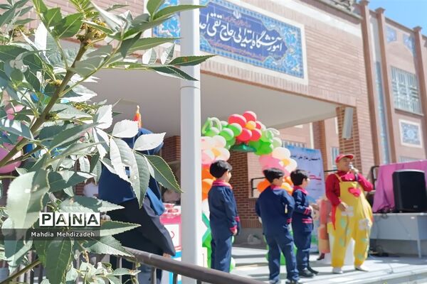 برگزاری جشن شکوفه‌ها در دبستان حاج تقی احدیان ناحیه ۶ مشهد مقدس همزمان با مدارس سراسر کشور