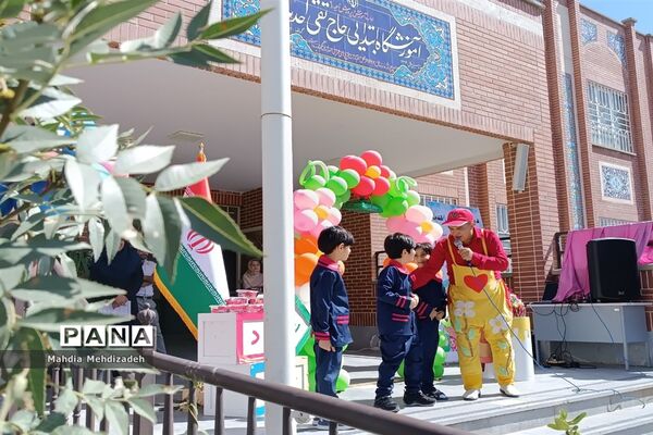 برگزاری جشن شکوفه‌ها در دبستان حاج تقی احدیان ناحیه ۶ مشهد مقدس همزمان با مدارس سراسر کشور