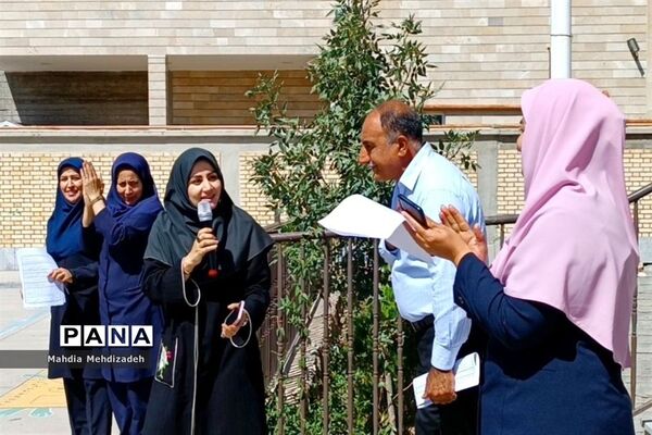 برگزاری جشن شکوفه‌ها در دبستان حاج تقی احدیان ناحیه ۶ مشهد مقدس همزمان با مدارس سراسر کشور