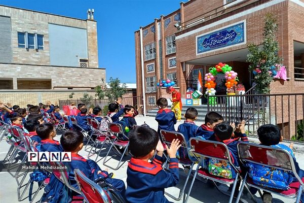 برگزاری جشن شکوفه‌ها در دبستان حاج تقی احدیان ناحیه ۶ مشهد مقدس همزمان با مدارس سراسر کشور