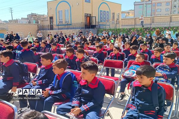 برگزاری جشن شکوفه‌ها در دبستان حاج تقی احدیان ناحیه ۶ مشهد مقدس همزمان با مدارس سراسر کشور