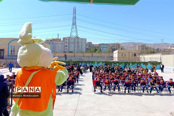 برگزاری جشن شکوفه‌ها در دبستان حاج تقی احدیان ناحیه ۶ مشهد مقدس همزمان با مدارس سراسر کشور