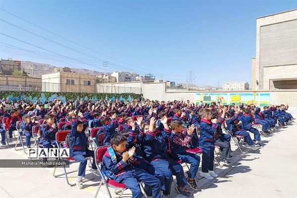 برگزاری جشن شکوفه‌ها در دبستان حاج تقی احدیان ناحیه ۶ مشهد مقدس همزمان با مدارس سراسر کشور