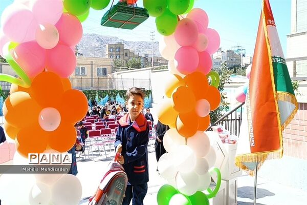 برگزاری جشن شکوفه‌ها در دبستان حاج تقی احدیان ناحیه ۶ مشهد مقدس همزمان با مدارس سراسر کشور