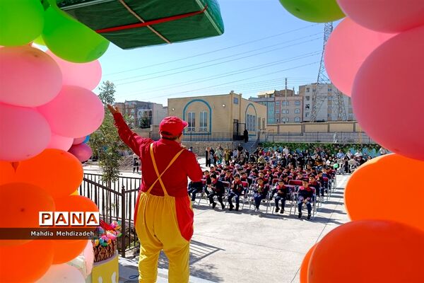 برگزاری جشن شکوفه‌ها در دبستان حاج تقی احدیان ناحیه ۶ مشهد مقدس همزمان با مدارس سراسر کشور