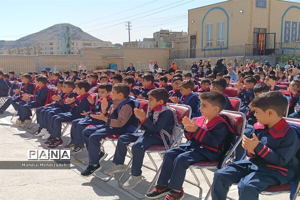 برگزاری جشن شکوفه‌ها در دبستان حاج تقی احدیان ناحیه ۶ مشهد مقدس همزمان با مدارس سراسر کشور