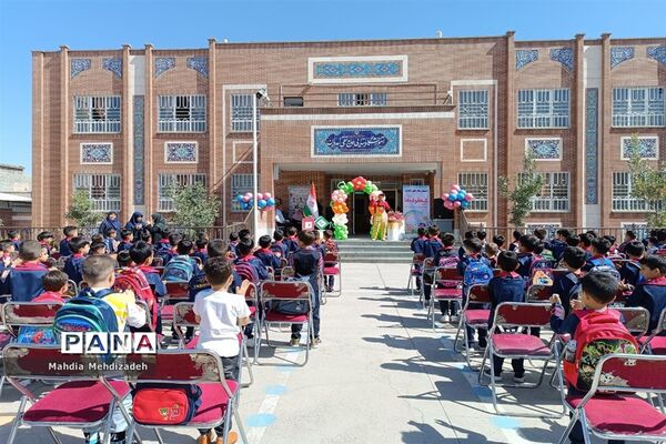برگزاری جشن شکوفه‌ها در دبستان حاج تقی احدیان ناحیه ۶ مشهد مقدس همزمان با مدارس سراسر کشور
