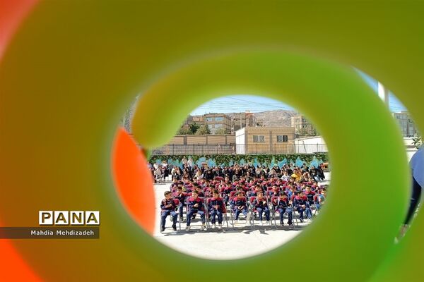 برگزاری جشن شکوفه‌ها در دبستان حاج تقی احدیان ناحیه ۶ مشهد مقدس همزمان با مدارس سراسر کشور