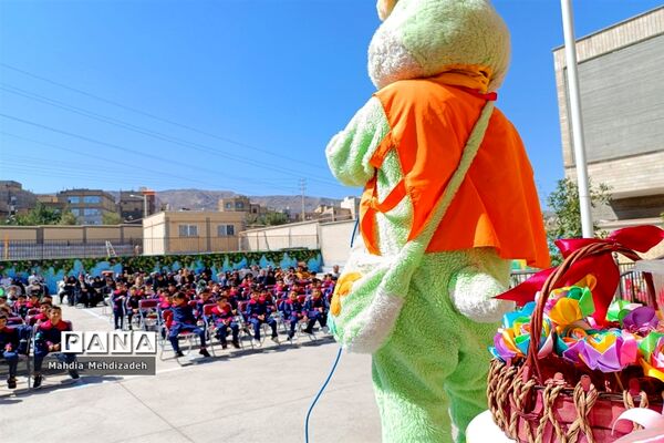برگزاری جشن شکوفه‌ها در دبستان حاج تقی احدیان ناحیه ۶ مشهد مقدس همزمان با مدارس سراسر کشور