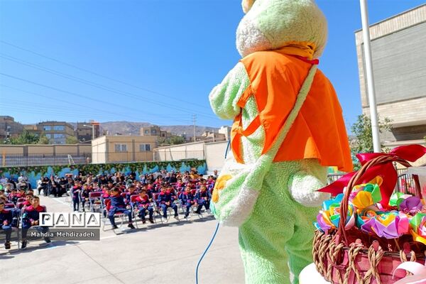 برگزاری جشن شکوفه‌ها در دبستان حاج تقی احدیان ناحیه ۶ مشهد مقدس همزمان با مدارس سراسر کشور