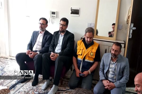 دیدار مسئولان شهری و دانش‌‌‌آموزان ملارد با خانواده شهدا در هفته دفاع مقدس