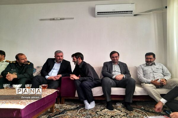 دیدار مسئولان شهری و دانش‌‌‌آموزان ملارد با خانواده شهدا در هفته دفاع مقدس