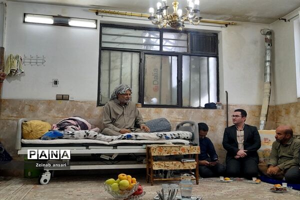 دیدار مسئولان شهری و دانش‌‌‌آموزان ملارد با خانواده شهدا در هفته دفاع مقدس