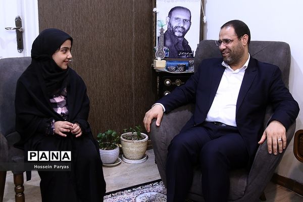 دیدار وزیر آموزش و پرورش با خانواده شهید مدافع امنیت، شهید پوریا احمدی