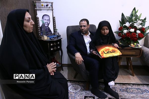 دیدار وزیر آموزش و پرورش با خانواده شهید مدافع امنیت، شهید پوریا احمدی