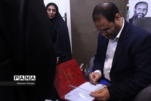 دیدار وزیر آموزش و پرورش با خانواده شهید مدافع امنیت، شهید پوریا احمدی