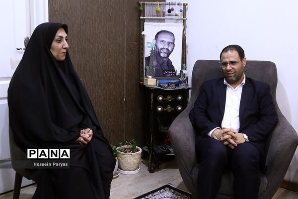 دیدار وزیر آموزش و پرورش با خانواده شهید مدافع امنیت، شهید پوریا احمدی