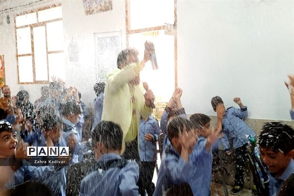 نواختن زنگ شکوفه‌ها در مدرسه شاهد باقرالعلوم آباده