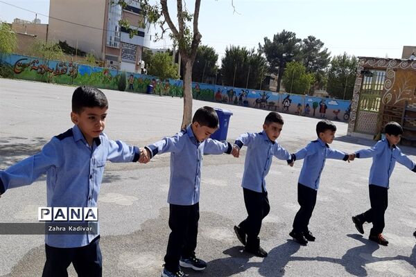 نواختن زنگ شکوفه‌ها در مدرسه شاهد باقرالعلوم آباده
