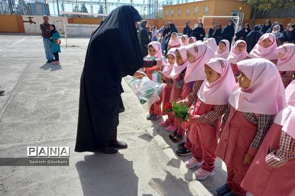 برگزاری جشن شکوفه‌ها دردبستان ریحانه طهوریان