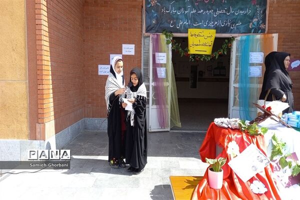 برگزاری جشن شکوفه‌ها دردبستان ریحانه طهوریان