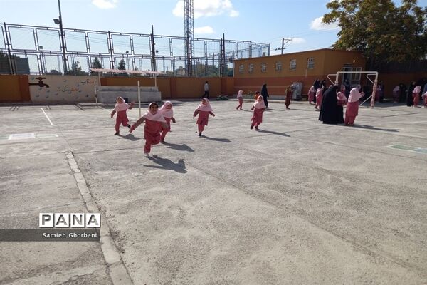 برگزاری جشن شکوفه‌ها دردبستان ریحانه طهوریان