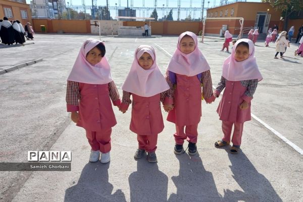 برگزاری جشن شکوفه‌ها دردبستان ریحانه طهوریان