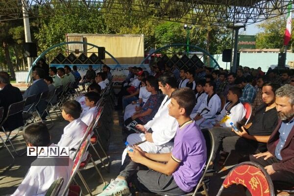 پیاده‌روی خانوادگی به مناسبت هفته دفاع مقدس در شهرستان‌قرچک