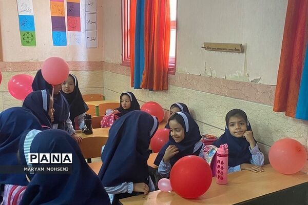 جشن آغاز سال تحصیلی در دبستان دخترانه ایثار فشافویه