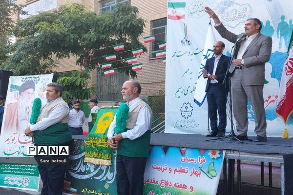 آیین نواختن زنگ مهر در منطقه ۱۸