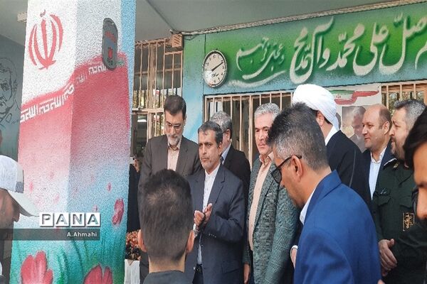 مراسم نواختن زنگ نمادین آغاز سال تحصیلی ۱۴۰۳-۱۴۰۲ در منطقه ۱۵