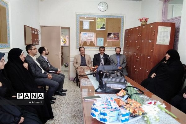 مراسم نواختن زنگ نمادین آغاز سال تحصیلی ۱۴۰۳-۱۴۰۲ در منطقه ۱۵